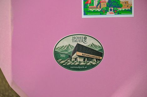 Detailaufnahme des Nationalpark-Hohe-Tauern-Aufklebers auf dem rosa Enzi.