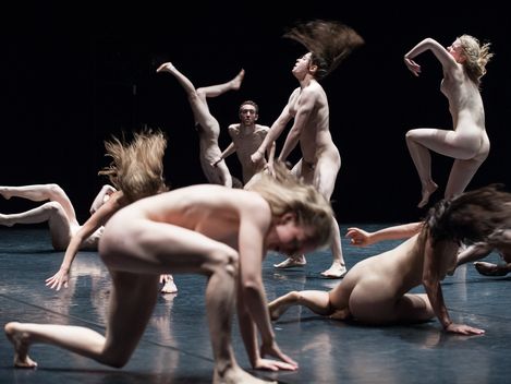 Nackte Performer*innen auf der Bühne