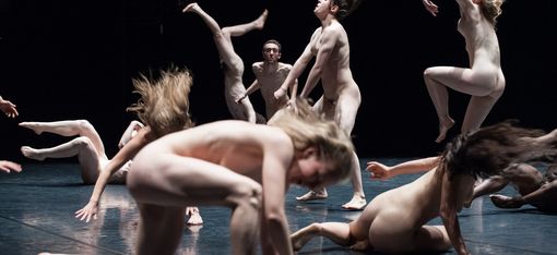 Nackte Performer*innen auf der Bühne