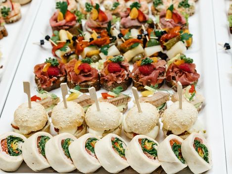 Ein großes Tablett, gefüllt mit einer Auswahl an Vorspeisen, auf dem verschiedene Speisen ansprechend angerichtet sind.