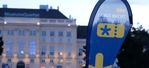 Fahne vor MuseumsQuartier Wien
