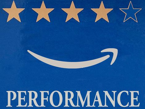 Four gold stars and one empty star above a curved arrow and the word “PERFORMANCE“ on a blue background