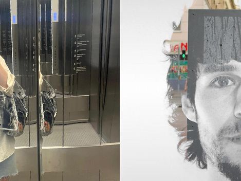 Person steht vor einem Spiegel in einem Aufzug und macht ein Selfie mit einem Smartphone. Eine weitere Person ist daneben portraitiert.