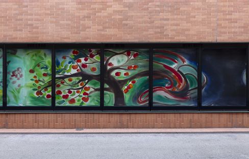 Buntes abstraktes Bild eines Baums mit roten Früchten von Sophie Hellermann auf einer Ziegelwand der Kunsthalle Wien.