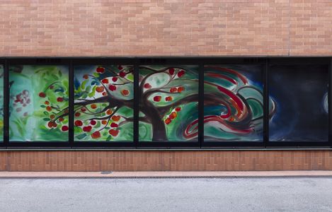 Buntes abstraktes Bild eines Baums mit roten Früchten von Sophie Hellermann auf einer Ziegelwand der Kunsthalle Wien.