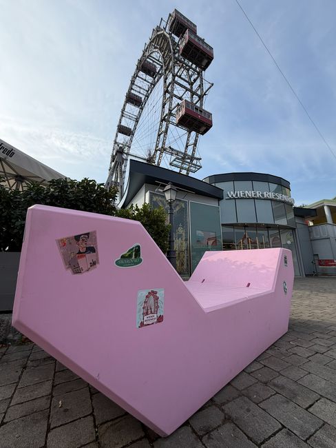 Rosa Enzi mit verschiedenen Stickern vor dem Wiener Riesenrad im Wiener Prater.