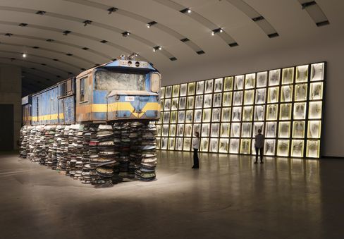A large installation by Ibrahim Mahama in which a locomotive seems to balance on countless metal bowls.