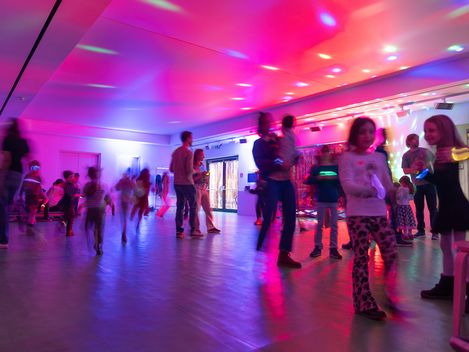 Children and adults are dancing at Kunsthalle Wien Atelier.