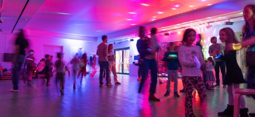 Children and adults are dancing at Kunsthalle Wien Atelier.