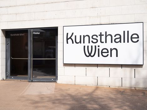 Eingang der Kunsthalle Wien mit einer Glastür und einer Leuchtbox mit der Aufschrift "Kunsthalle Wien".