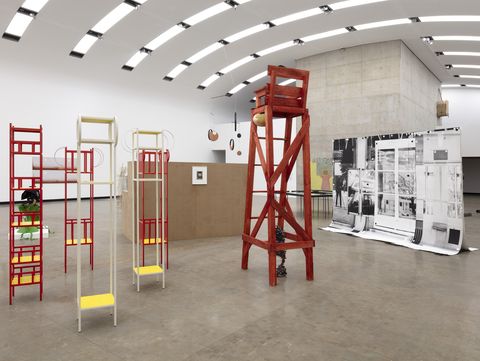 Ein Ausstellungsraum mit mehreren Skulpturen und Gemälden.