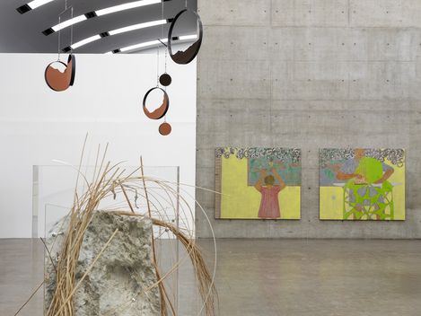 Ein Ausstellungsraum mit Skulpturen von Angelika Loderer und Nora Schultz sowie zwei Malereien von Anna Schachinger.