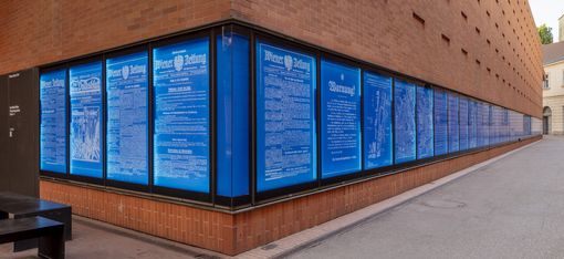 Die Kunsthalle Wien Vitrine ist von der Künstlerin Ramesch Daha gestaltet und zeigt Zeitungsartikel und Tagebucheinträge der Februarkämpfe in Wien 1934.