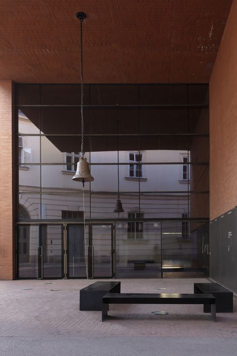 Eine Glocke von Christoph Meier hängt im Außenbereich der Kunsthalle Wien.