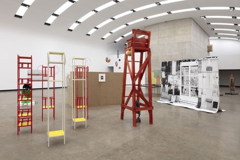 Ein Ausstellungsraum mit mehreren Skulpturen und Gemälden.