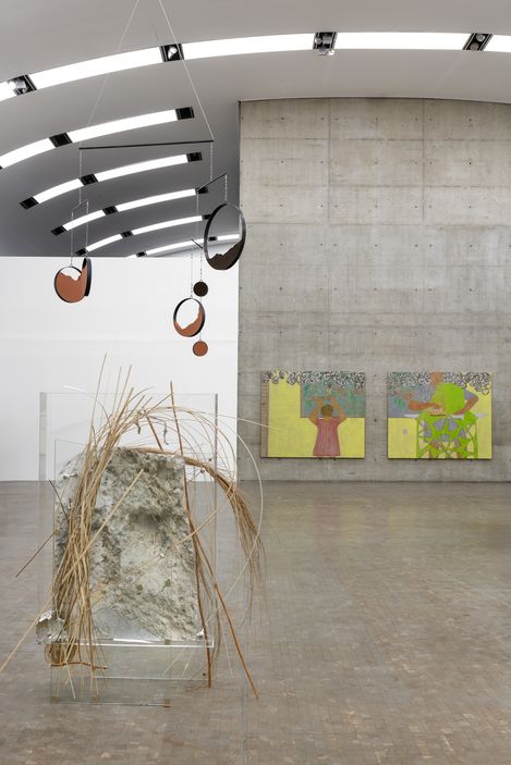 Ein Ausstellungsraum mit Skulpturen von Angelika Loderer und Nora Schultz sowie zwei Malereien von Anna Schachinger.
