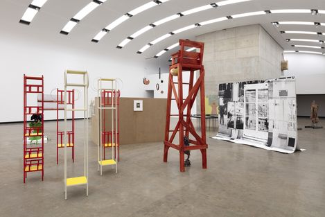 Ein Ausstellungsraum mit mehreren Skulpturen und Gemälden.