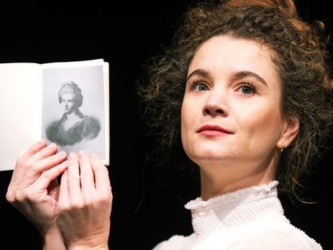 The actress is holding a picture of a lady from Johann Wolfgang von Goethe’s time.