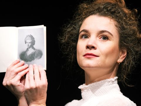 The actress is holding a picture of a lady from Johann Wolfgang von Goethe’s time.
