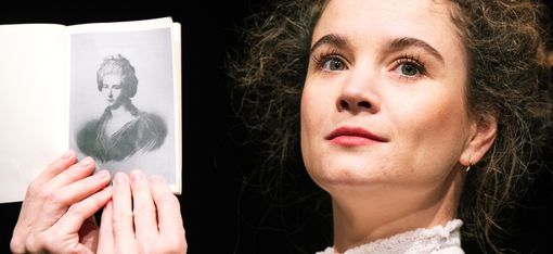 The actress is holding a picture of a lady from Johann Wolfgang von Goethe’s time.
