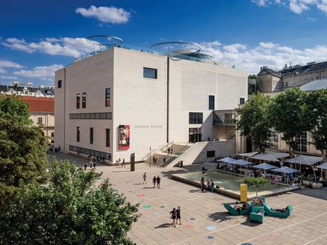 Blick auf den Haupthof des MuseumsQuartier. Das Leopold Museum im Fokus.