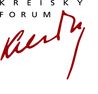 Schwarz-weiße Schrift "KREISKY FORUM" mit roter, handschriftlicher Unterschrift darunter.