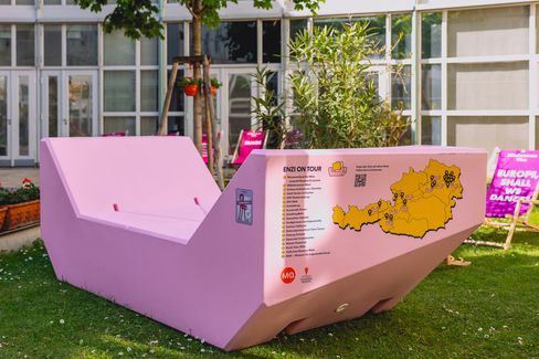 Pink Enzi with an “Enzi on Tour” map of Austria placed on a lawn in the MuseumsQuartier.
