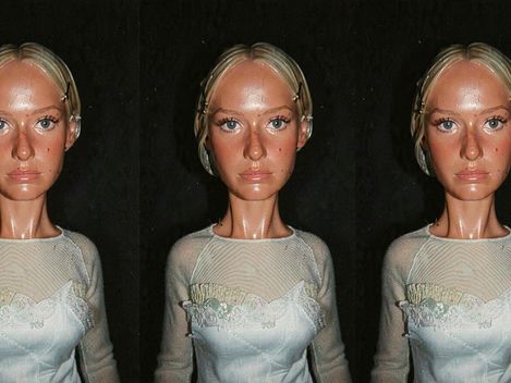 Fünf identische Frauenfiguren mit hochgestecktem Haar und hellblauem, transparentem Oberteil vor schwarzem Hintergrund.
