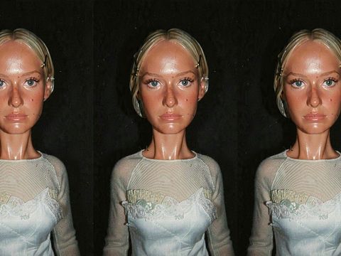 Fünf identische Frauenfiguren mit hochgestecktem Haar und hellblauem, transparentem Oberteil vor schwarzem Hintergrund.