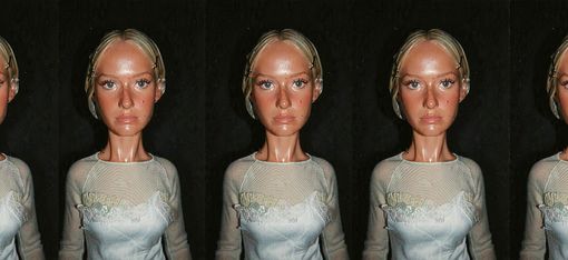 Fünf identische Frauenfiguren mit hochgestecktem Haar und hellblauem, transparentem Oberteil vor schwarzem Hintergrund.