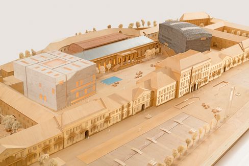 Modell des MQ mit mehreren Gebäuden, Straßen, Bäumen und einem kleinen Wasserbecken