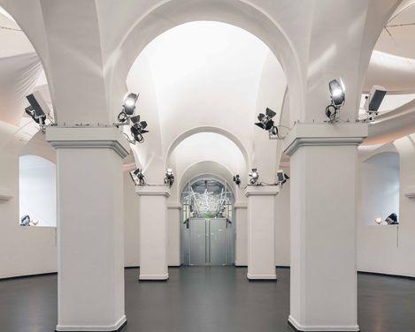 Frontalaufnahme des leeren Veranstaltungsraums Ovalhalle.