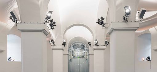 Frontalaufnahme des leeren Veranstaltungsraums Ovalhalle.