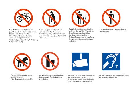 Acht Piktogramme mit Verboten und Hinweisen im MuseumsQuartier: kein Fahrrad, kein Betreten oder Bekletten von Bauten, kein Werfen von Gegenständen, kein Betreten des Atriumglasdachs, keine Tiere außer Assistenzhunde, keine Glasflaschen oder Getränkekisten, Videoüberwachung der Terrasse, Induktive Höranlage vorhanden.