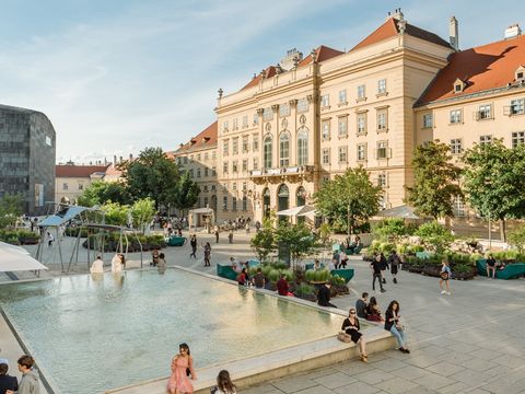 Belebter MQ Haupthof and einem sonnigen Tag.