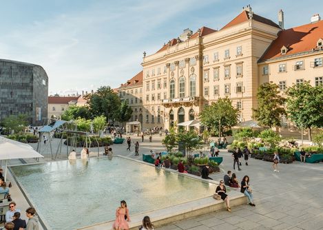 Belebter MQ Haupthof and einem sonnigen Tag.