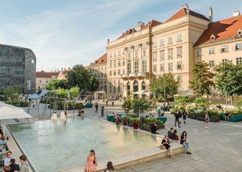 Belebter MQ Haupthof and einem sonnigen Tag.