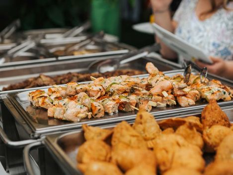 Ein wunderschön arrangiertes Buffet mit einer Auswahl an Gerichten, darunter Salate, Hauptgerichte und Desserts.