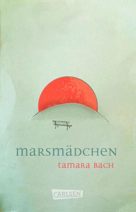 Red sun above a hill with a bench below, with the title "Marsmädchen" and the name of the author "Tamara Bach".