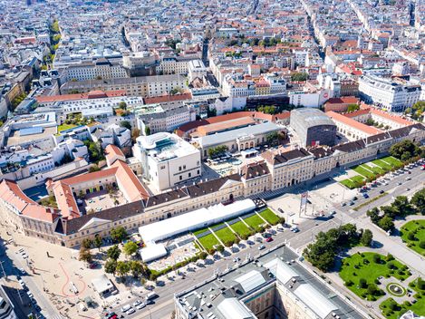 Luftaufnahme des Museumsquartiers in Wien mit umliegenden Gebäuden, Straßen und Grünflächen