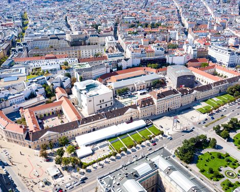 Luftaufnahme des Museumsquartiers in Wien mit umliegenden Gebäuden, Straßen und Grünflächen
