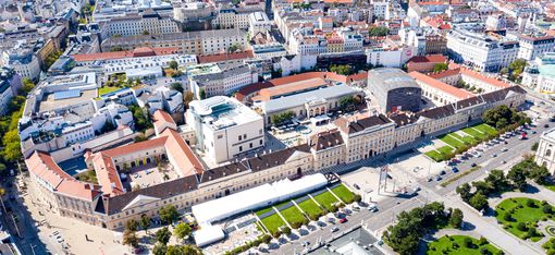 Luftaufnahme des Museumsquartiers in Wien mit umliegenden Gebäuden, Straßen und Grünflächen
