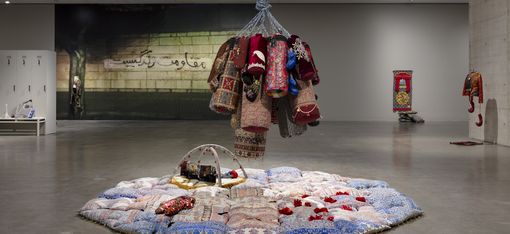 Ein Ausstellungsraum mit Skulpturen von Chalisée Naamani.