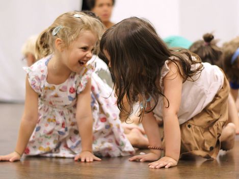 Zwei kleine Kinder haben Spaß am Spiel.