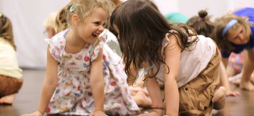 Zwei kleine Kinder haben Spaß am Spiel.