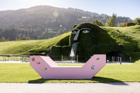 Rosa Enzi auf einer Wiese vor dem begrünten Riesen und Eingang der Swarovski Kristallwelten in Wattens.