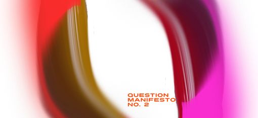 Abstrakte, farbige Form mit verschwommenen Rändern und rotem, gepunktetem Text "QUESTION MANIFESTO NO. 2" auf weißem Hintergrund.