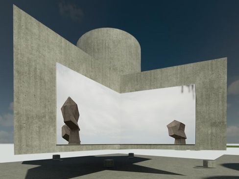 Betonwand mit rechteckigem Spiegel, der zwei abstrakte, polygonale Skulpturen reflektiert, vor dunklem Himmel.