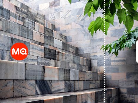 Detailansicht der Steinarchitektur des mit gestuften Marmorflächen und Blättern im Vordergrund.