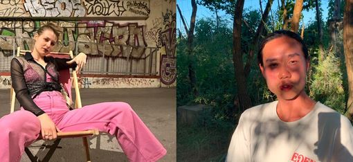 Zwei nebeneinander angeordnete Fotos zeigen links eine Frau mit hochgezogenen pinkfarbenen Hosen und schwarzem Oberteil, die auf einem Stuhl sitzt, und rechts eine Person mit weißem T-Shirt, die im Freien vor Bäumen steht.